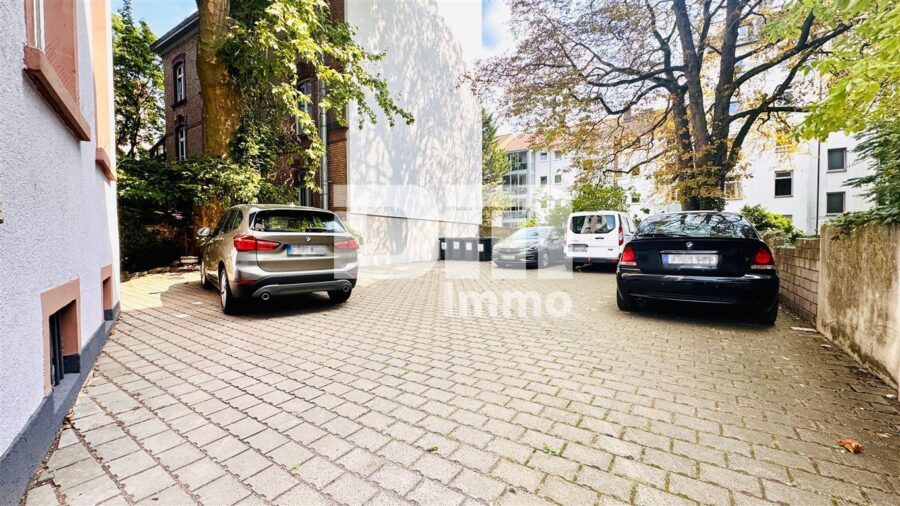 (R)eserviert!Modernisierte Altbau-Zweizimmerwohnung mit Balkon + Stellplatz (optional) - Innenhof Parkplatz optional